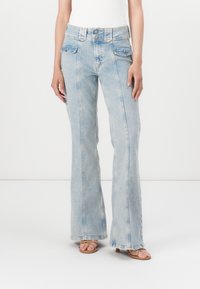 Клешеные джинсы