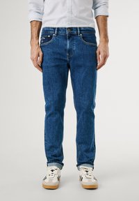 Узкие джинсы