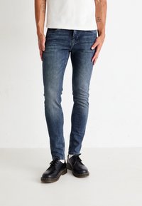 Узкие джинсы