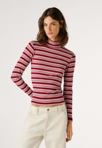 Пуловер в полоску