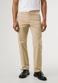 Брюки с накладными карманами