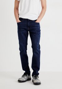 Узкие джинсы