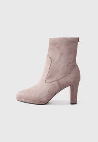 Высокие сапоги