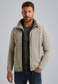 Вязаная кофта