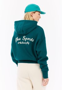 Пуловер с капюшоном