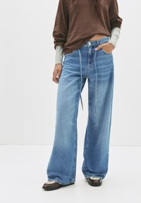 Свободные джинсы