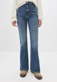 Клешеные джинсы