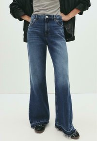 Клешеные джинсы