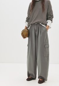 Брюки с накладными карманами