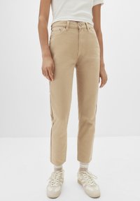 Короткие джинсы