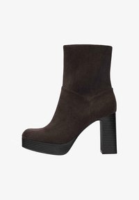 Высокие сапоги