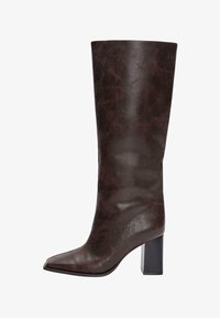 Высокие сапоги