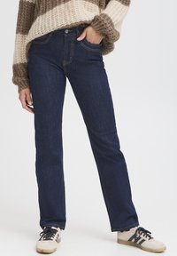 Прямые джинсы