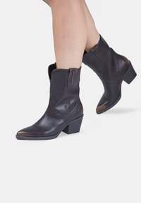 Ковбойские сапоги