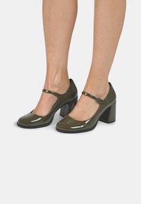 Туфли с ремешком