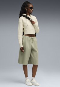 Пуловер с капюшоном Пуловер с капюшоном