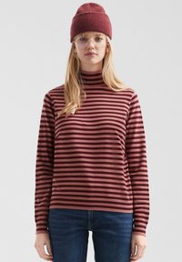 Пуловер в полоску