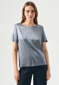 Атласная блузка