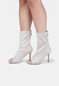 Полусапожки на высоком каблуке