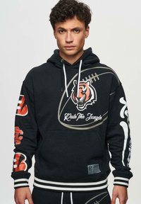 Пуловер с капюшоном