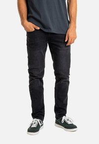 Узкие джинсы