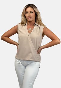 Блузка без рукавов