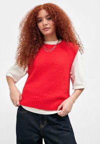 Пуловер без рукавов