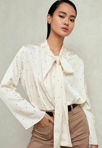 Атласная блузка