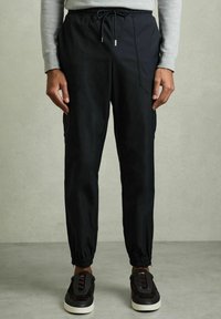 Брюки с накладными карманами