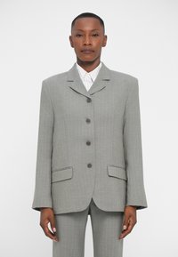 Длинный блейзер