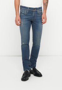 Узкие джинсы