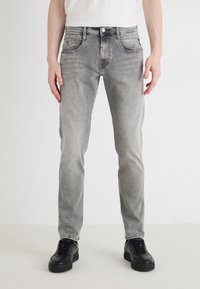 Узкие джинсы