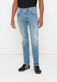 Узкие джинсы