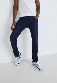 Прямые джинсы