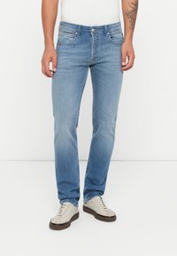 Прямые джинсы