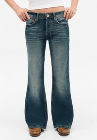 Клешеные джинсы