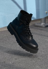 Ботинки на шнуровке