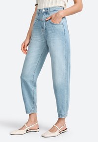 Короткие джинсы