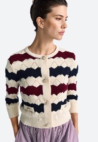 Вязаная кофта