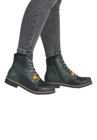 Ботинки на шнуровке