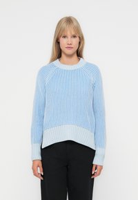 Пуловер в полоску