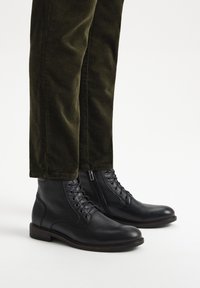 Ботинки на шнуровке