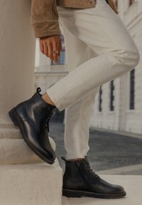 Ботинки на шнуровке