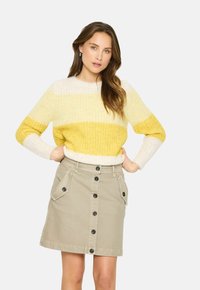 Пуловер в полоску