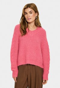 Пуловер с вырезом V