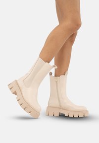 Полусапожки на платформе