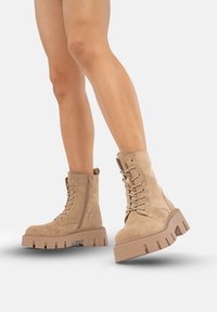 Ботинки на шнуровке