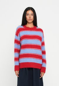 Пуловер в полоску