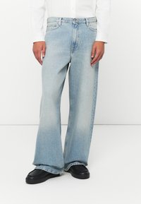 Свободные джинсы Свободные джинсы