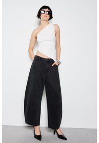 Блузка без рукавов